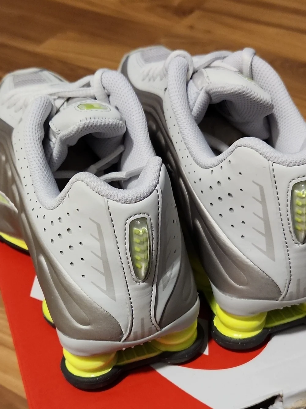 Nike GS Shox R4 size 5 Youth Grey Volt green CW2626-008 big kids 5y with box